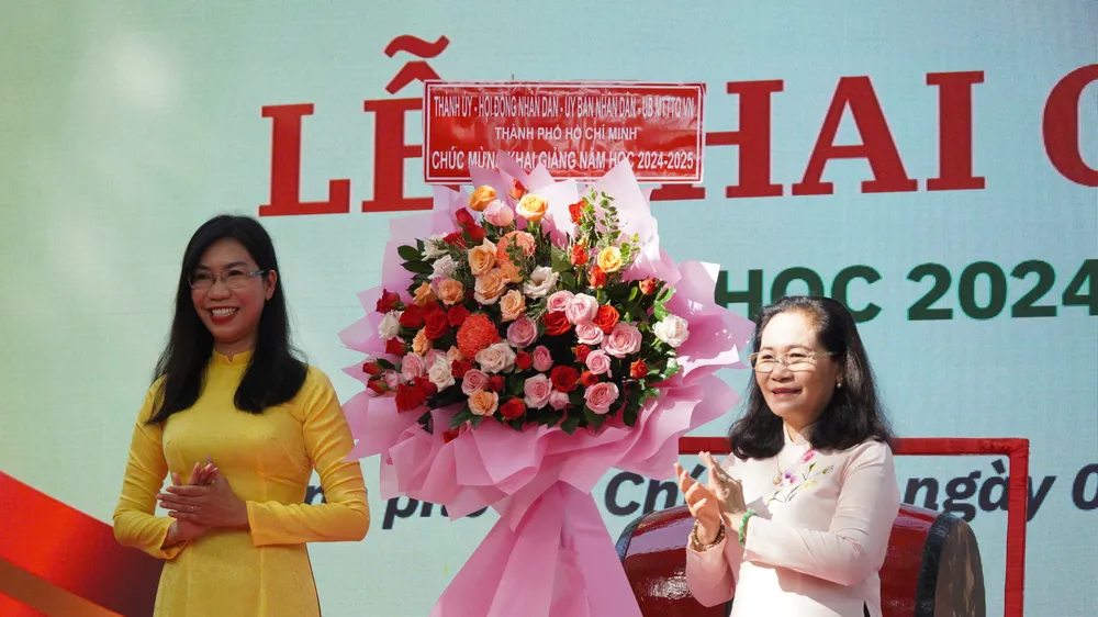 Đồng chí Nguyễn Thị Lệ, Phó Bí thư Thành ủy, Chủ tịch HĐND TPHCM tặng hoa chúc mừng Trường THPT Lê Quý Đôn tại lễ khai giảng. Ảnh: THÀNH CHUNG