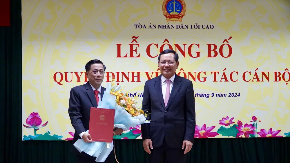 Đồng chí Nguyễn Văn Du, Phó Chánh án TAND Tối cao (bên phải) trao quyết định và chúc mừng tân Vụ trưởng Vụ công tác phía Nam TAND Tối cao