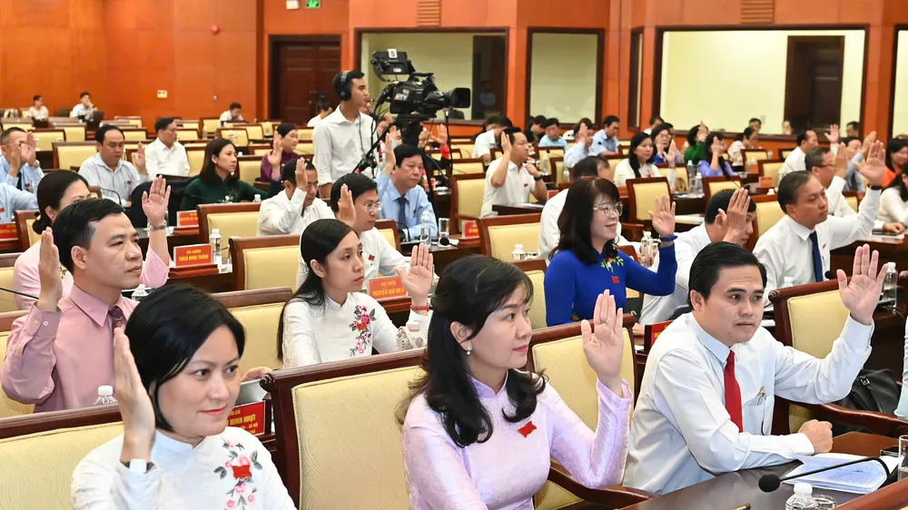 Các đại biểu HĐND TPHCM biểu quyết thông qua Nghị quyết. Ảnh: VIỆT DŨNG