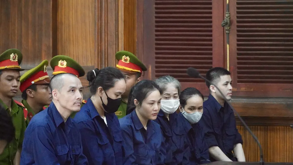 Bị cáo Chung (ngoài cùng bên trái) và đồng phạm tại tòa