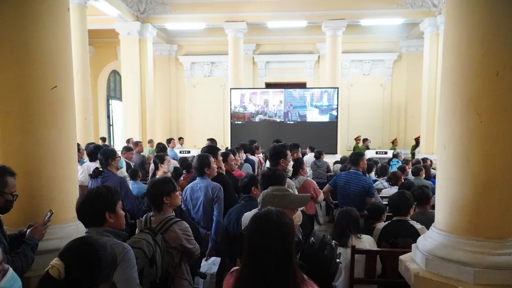 Hàng trăm bị hại tới tòa trong vụ án Công ty Angel Lina lừa đảo bán dự án "ma"