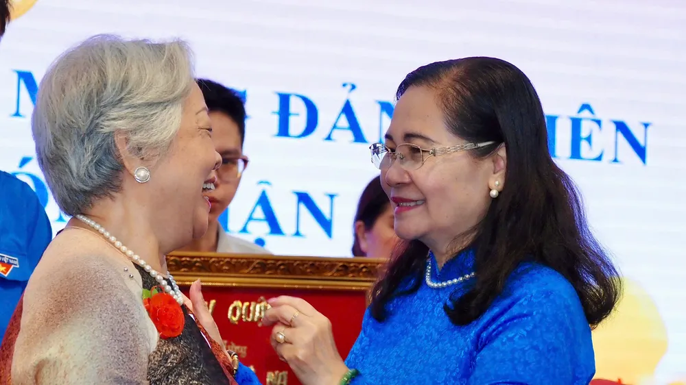 Chủ tịch HĐND TPHCM Nguyễn Thị Lệ trao Huy hiệu Đảng đến đảng viên Đảng bộ quận 3. Ảnh: HOÀNG HÙNG