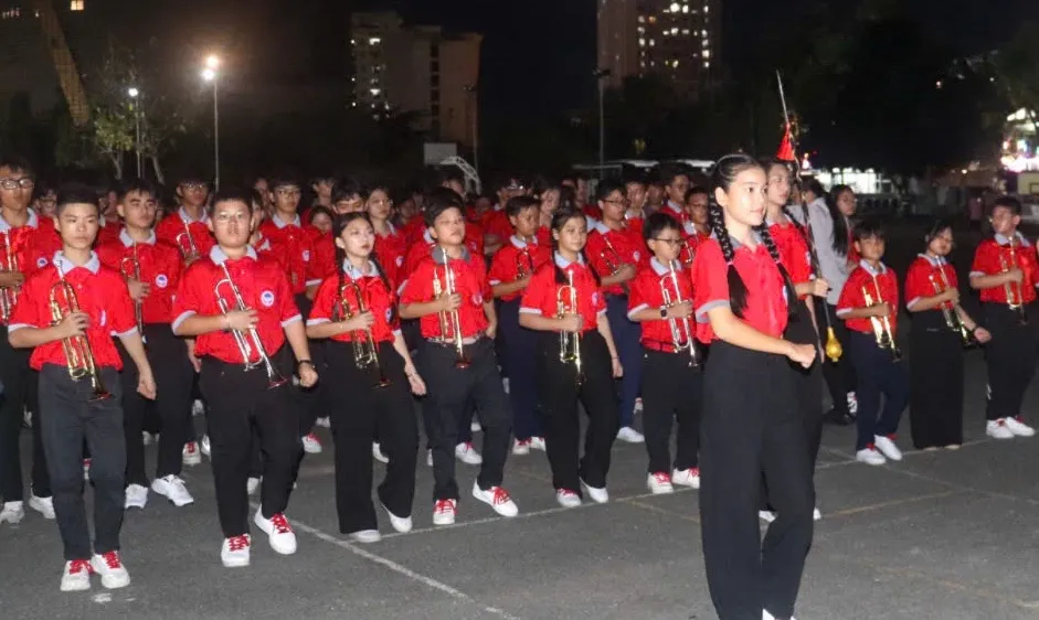 Các em thiếu nhi luyện tập diễu hành. Ảnh: CẨM TUYẾT