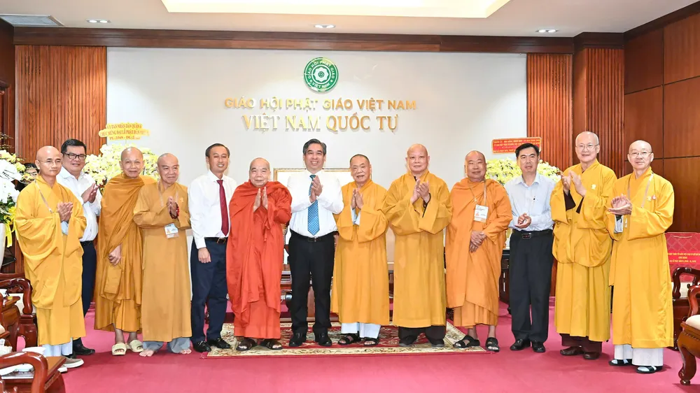 Chủ tịch Ủy ban MTTQ Việt Nam TPHCM Nguyễn Phước Lộc gặp gỡ, chúc mừng các vị chức sắc Phật giáo. Ảnh: VIỆT DŨNG