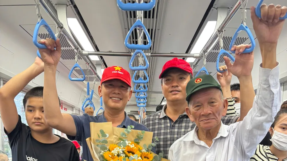 Cựu chiến binh Trần Văn Thanh trải nghiệm đi Metro tại TPHCM