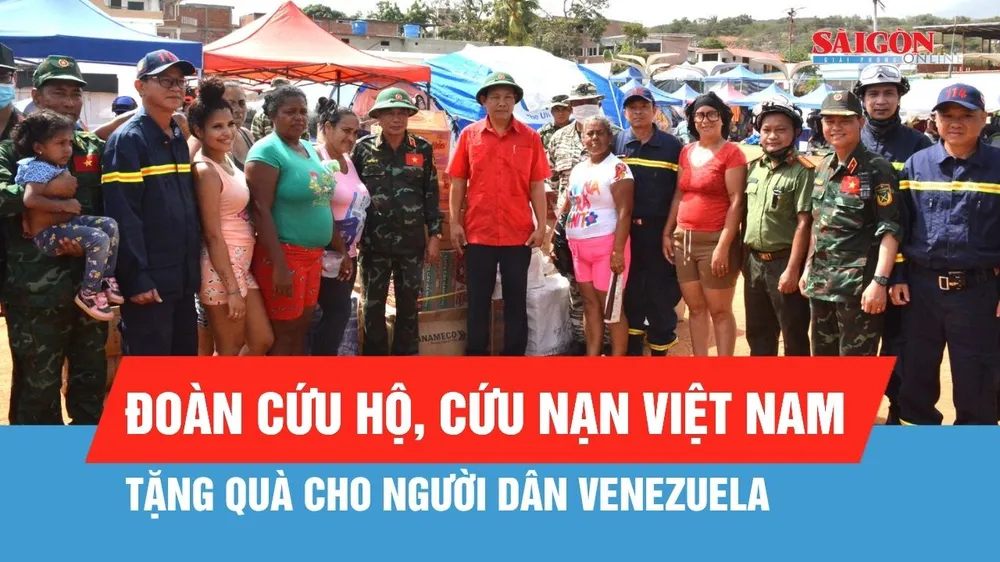Đoàn cứu hộ, cứu nạn Việt Nam tặng quà cho người dân Venezuela