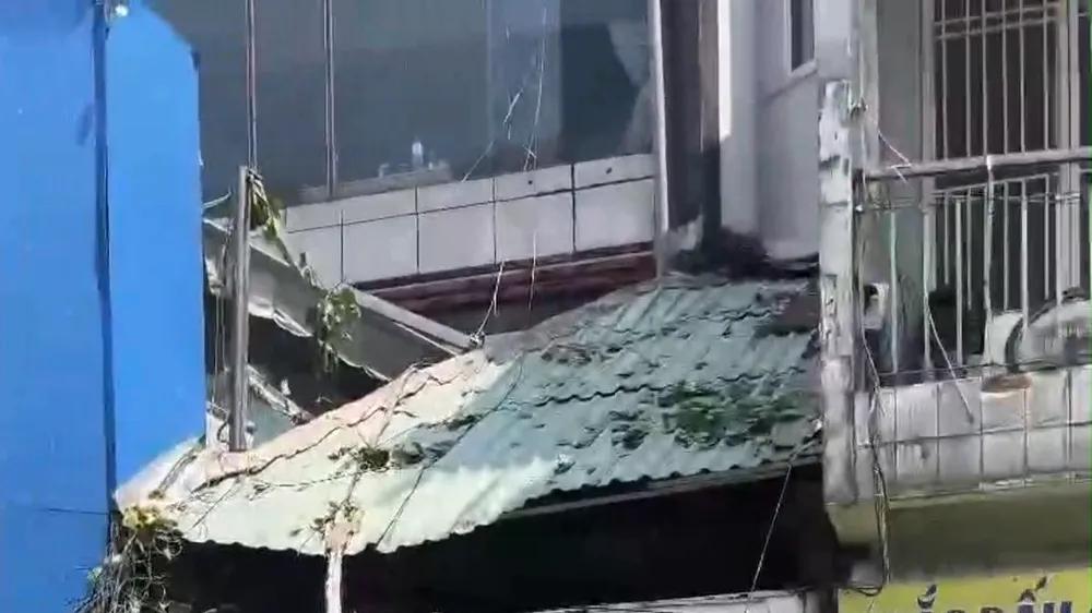 Cây bồ đề cổ thụ trên đường Đinh Tiên Hoàng bật gốc, một số nhà dân hư hại nhẹ