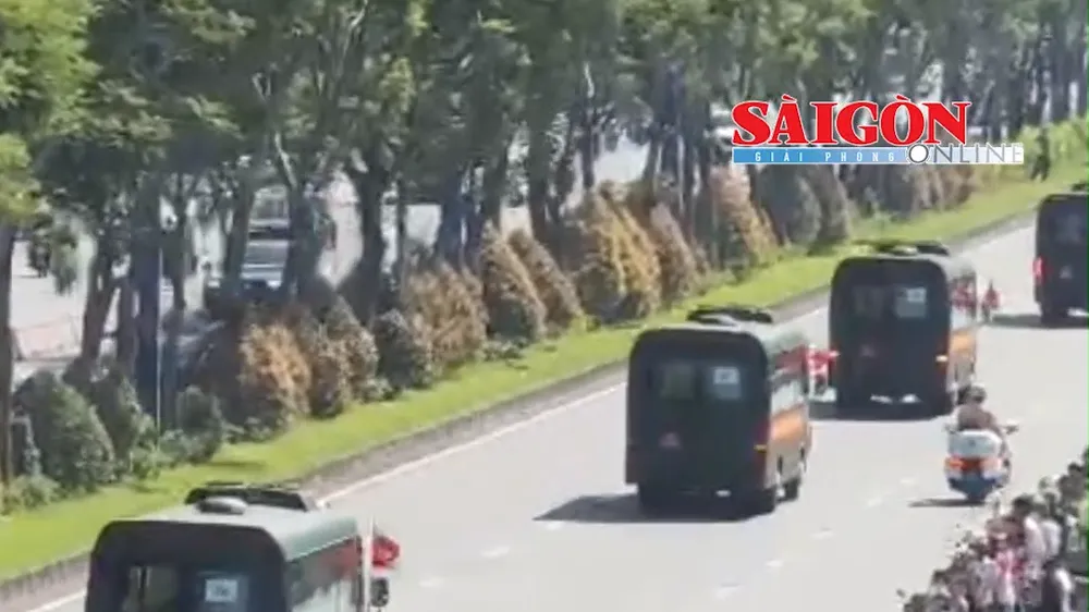 Đoàn xe chở hài cốt liệt sĩ đi qua các tuyến đường, người dân TPHCM xúc động vẫy hoa trắng đưa tiễn