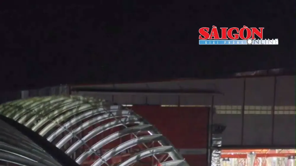 Tận dụng dòng thủy triều để hạ thủy nhịp chính cầu đi bộ 3.400 tấn qua sông Sài Gòn