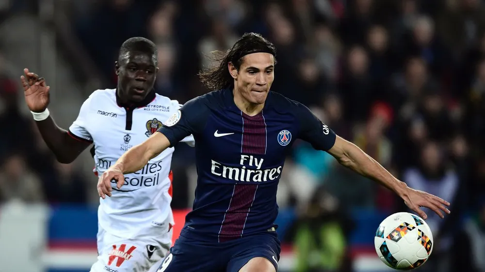 PSG (phải) buộc phải thắng Nice.