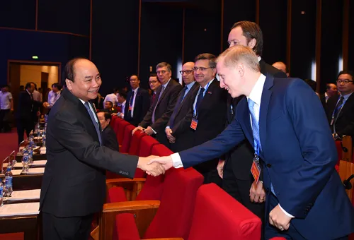 Thủ tướng Nguyễn Xuân Phúc đối thoại với doanh nghiệp sáng ngày 17-5. Ảnh: VGP/Quang Hiếu