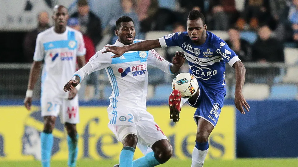Bastia (phải) đang được kỳ vọng sẽ thoát khỏi nhóm xuống hạng thần kỳ trước Marseille.