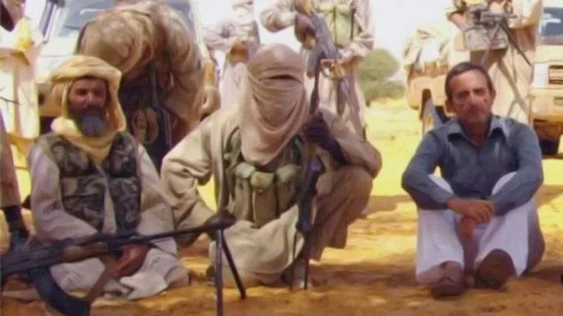 Một con tin bị nhóm khủng bố Al-Qaeda bắt giữ. Ảnh minh họa. AP