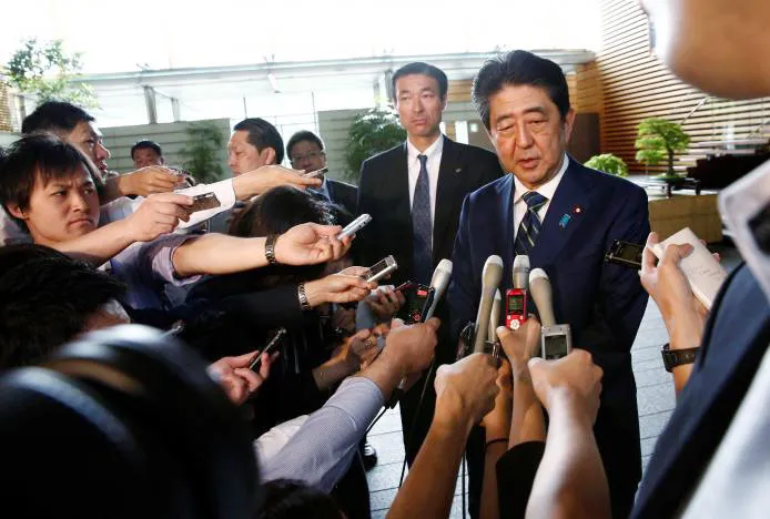 Thủ tướng Nhật Bản Shinzo Abe trả lời báo chí ở Văn phòng Thủ tướng, tại Tokyo, Nhật Bản. Ảnh: REUTERS