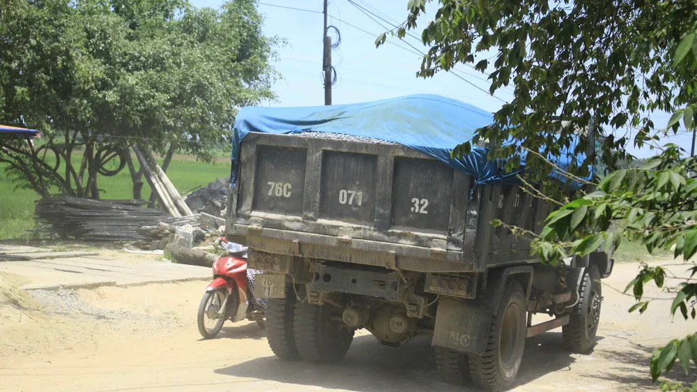  Một chiếc xe tải “né” trạm thu phí Tư Nghĩa 