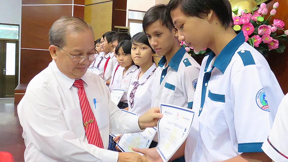 Trao học bổng cho trẻ có hoàn cảnh khó khăn