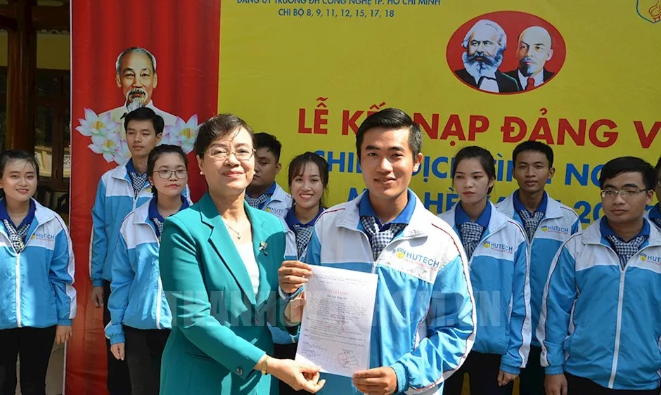 Chủ tịch HĐND TP Nguyễn Thị Quyết Tâm trao quyết định kết nạp đảng cho quần chúng Thái Trung Quốc