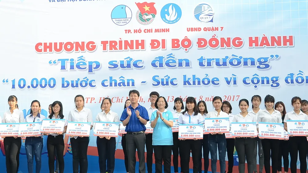 Ban tổ chức trao học bổng “Tiếp sức đến trường” cho các em có hoàn cảnh khó khăn
