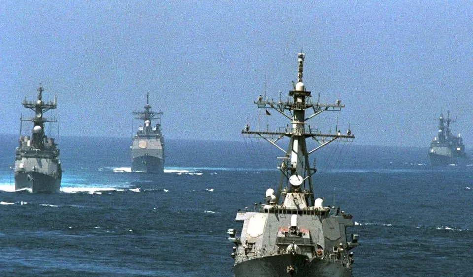 Tàu khu trục tên lửa dẫn đường USS John Paul Jones (bên phải, hàng đầu). Ảnh EPA