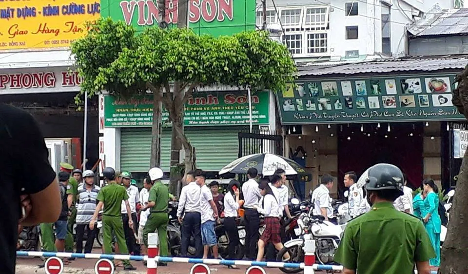 Công an phong tỏa hiện trường vụ cướp tại chi nhánh ngân hàng HDBank. Ảnh: N.Đ.N 