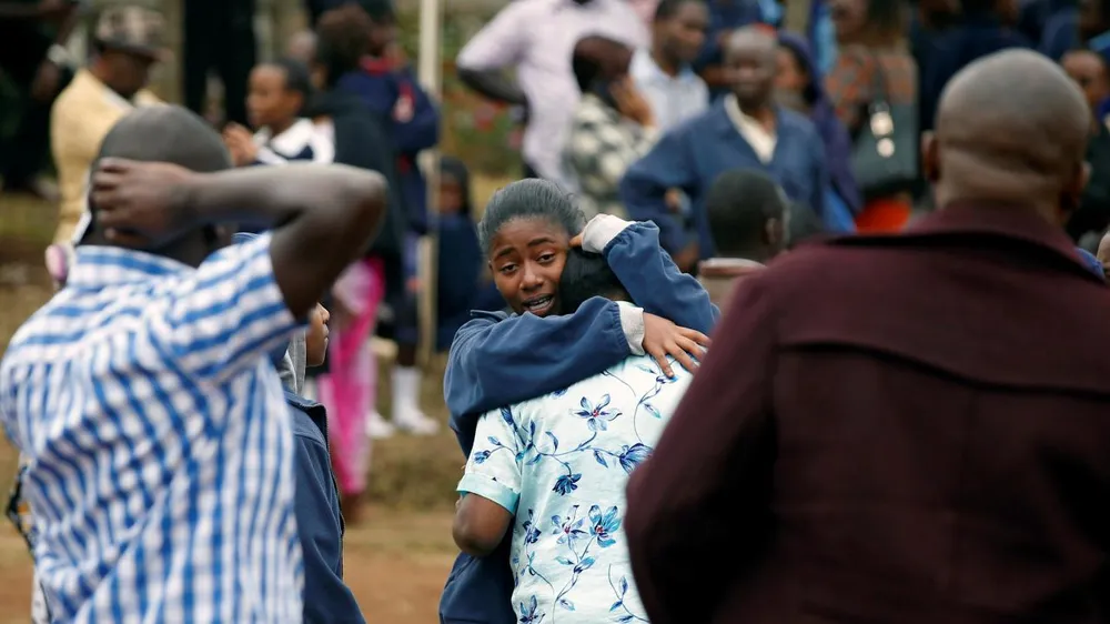 Các cha mẹ chờ tin con sau vụ cháy ký túc xá Trường Nữ sinh Moi ở Nairobi, Kenya, ngày 2-9-2017. Ảnh: REUTERS