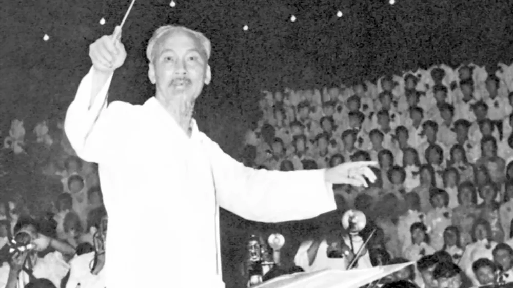 Chủ tịch Hồ Chí Minh bắt nhịp bài hát Kết đoàn tại dạ hội của thanh niên thủ đô Hà Nội chào mừng thành công Đại hội lần thứ III Đảng Lao động Việt Nam và Quốc khánh nước Việt Nam Dân chủ Cộng hòa (tháng 9-1960)