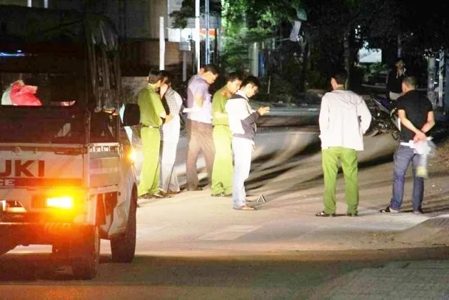  Công an khám nghiệm một vụ án mạng