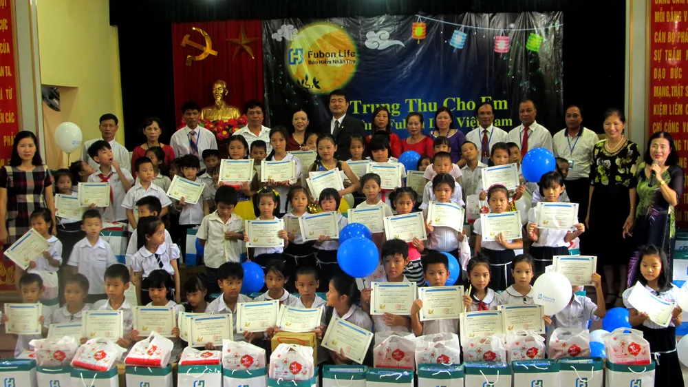 Đại diện công ty Fubon Life Việt Nam trao quà cho các em có hoàn cảnh khó khăn