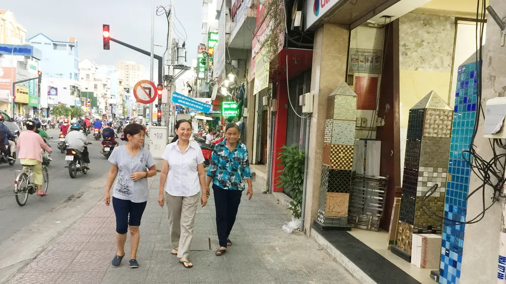 Người dân thoải mái đi lại trên vỉa hè thông thoáng của đường Bạch Đằng
