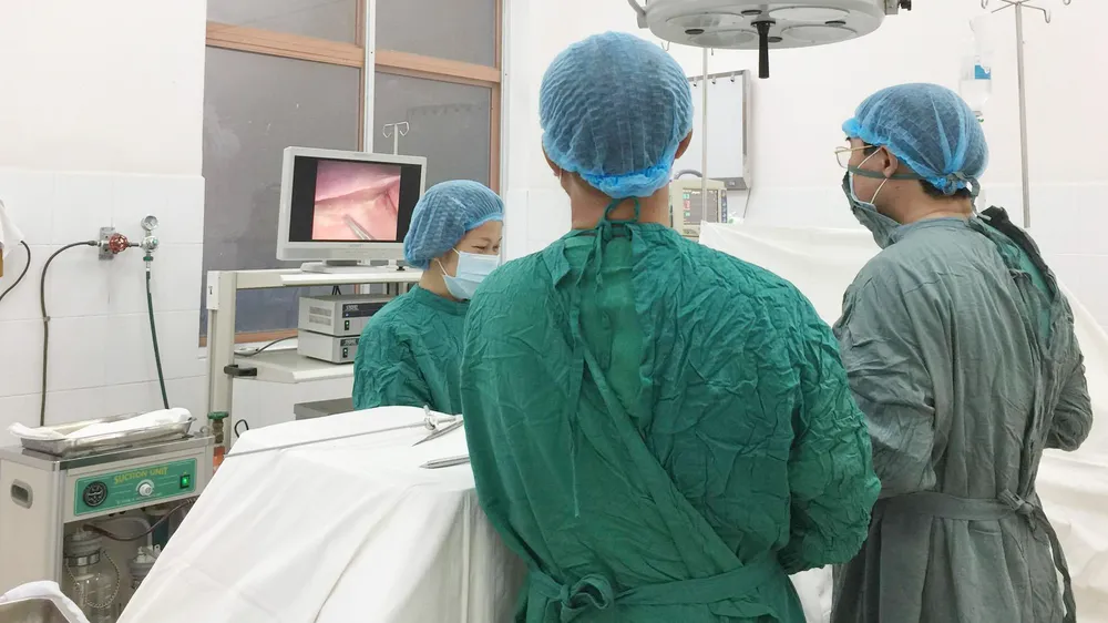 Các bác sĩ Bệnh viện Quận 9 tiến hành phẫu thuật nội soi cho một bệnh nhân trẻ bị thủng dạ dày