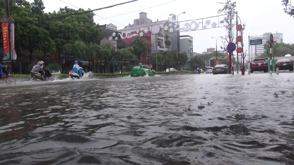 Nhiều tuyến đường trên địa bàn TP Thanh Hóa ngập sâu trong nước