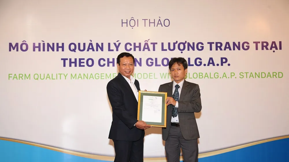 Đại diện Tổ chức Control Union trao chứng nhận GlobalG.A.p. cho đại diện Anova Farm