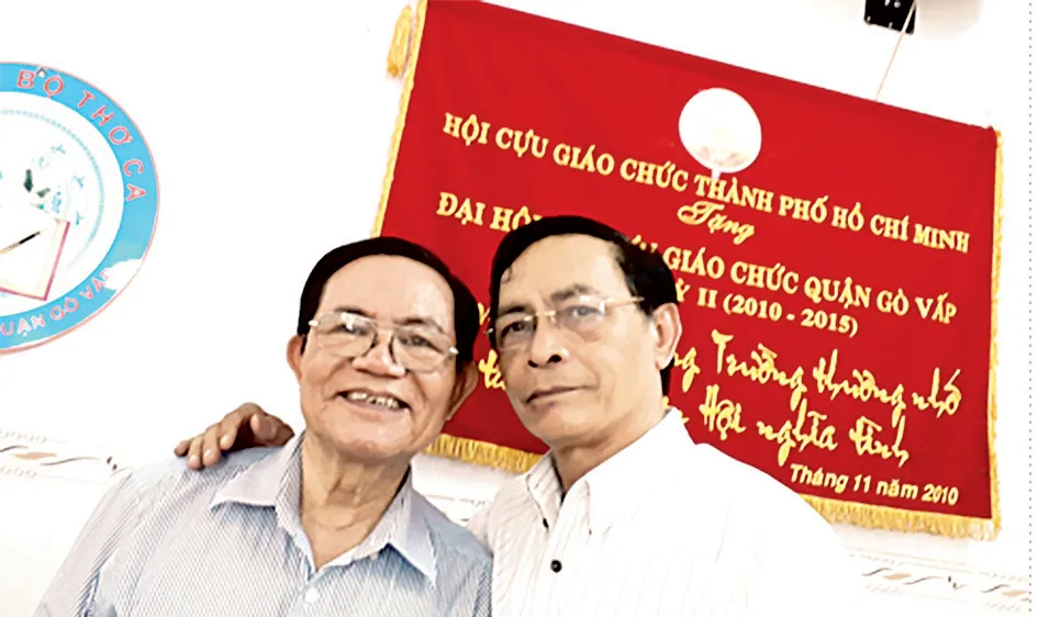 Thầy giáo Trương Minh Châu (phải), Chủ tịch Hội Cựu giáo chức quận Gò Vấp