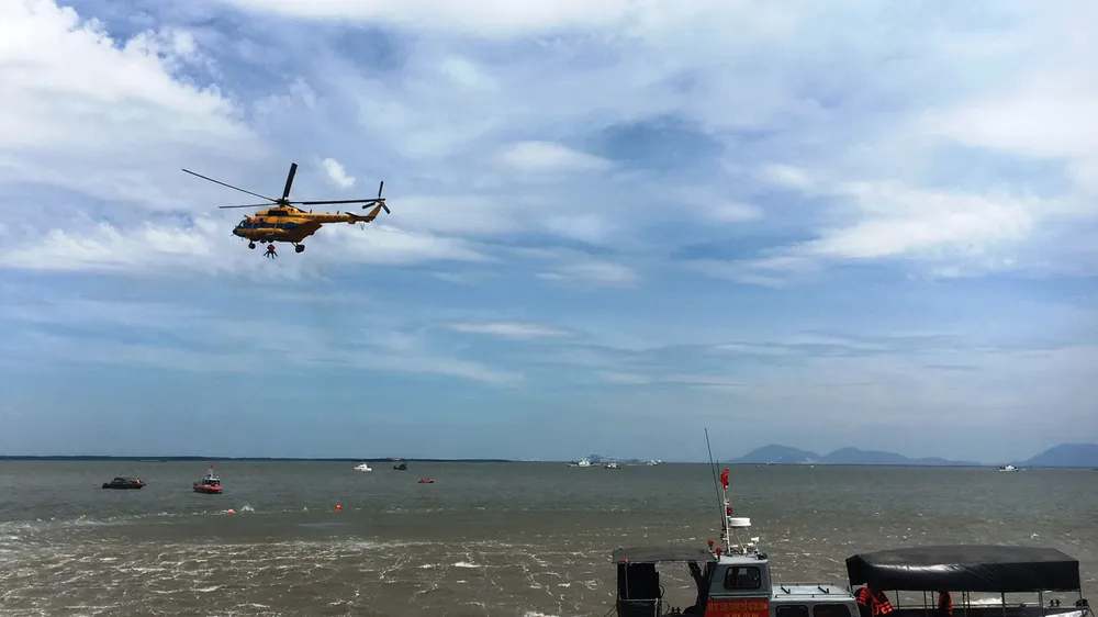Diễn tập tình huống trực thăng, tàu thuyền vớt người bị nạn trên biển Ảnh: THANH HẢI