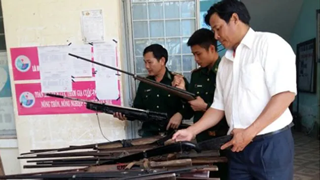 Người dân Đắk Nông giao nộp hơn 120 súng tự chế 