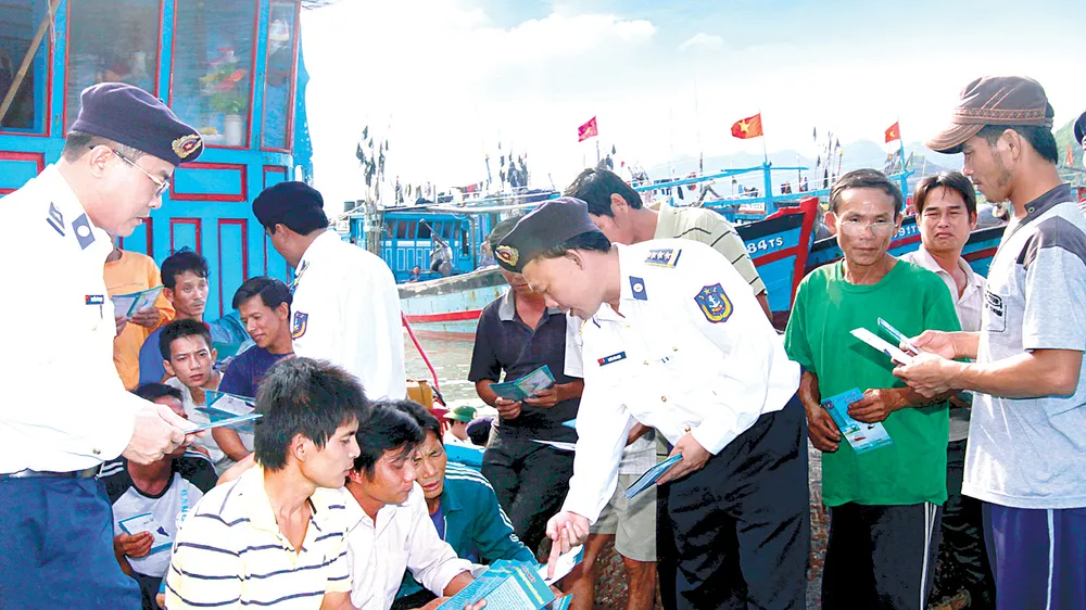  Bộ Tư lệnh Vùng 1 Cảnh sát biển tuyên truyền những điều cần biết khi đánh bắt hải sản trên biển