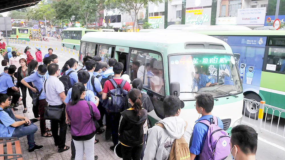 Hành khách đi xe buýt tuyến số 44 Ảnh: CAO THĂNG