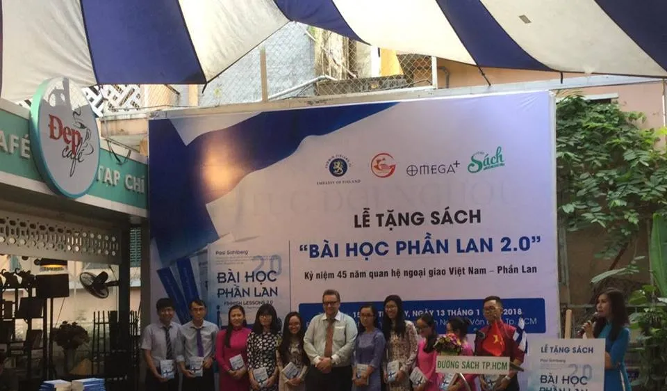 Ông Kari Kahiluoto trao tặng sách cho đại diện giáo viên tiêu biểu TPHCM năm 2017