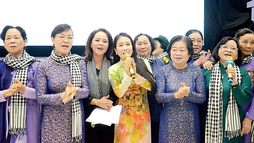  Lãnh đạo TPHCM cùng các đại biểu tham dự buổi giao lưu