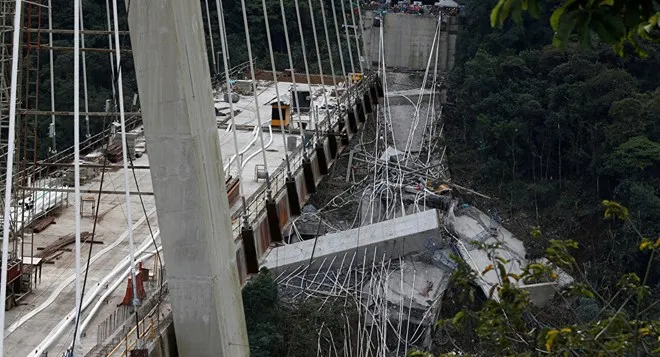 Hiện trường vụ sập cầu ở Colombia. Ảnh: REUTERS