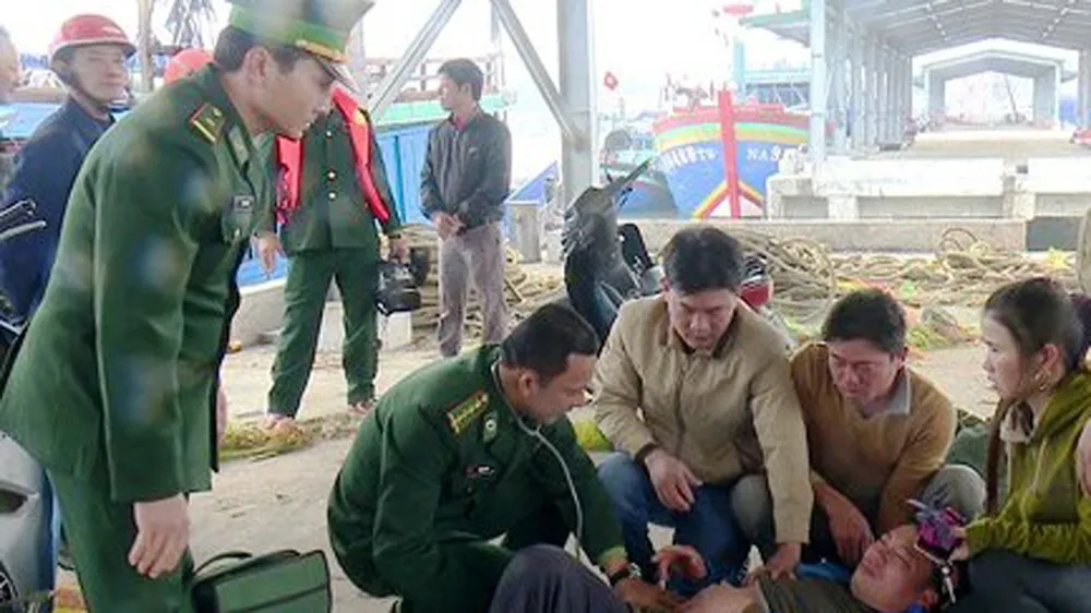 Ngư dân Hồ Văn Hiếu được đưa vào bờ cấp cứu kịp thời