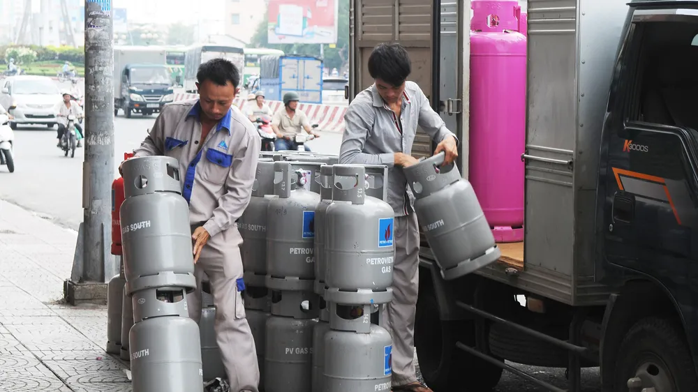  Đưa bình gas vào một cửa hàng trên đường Điện Biên Phủ, quận 1 Ảnh: CAO THĂNG
