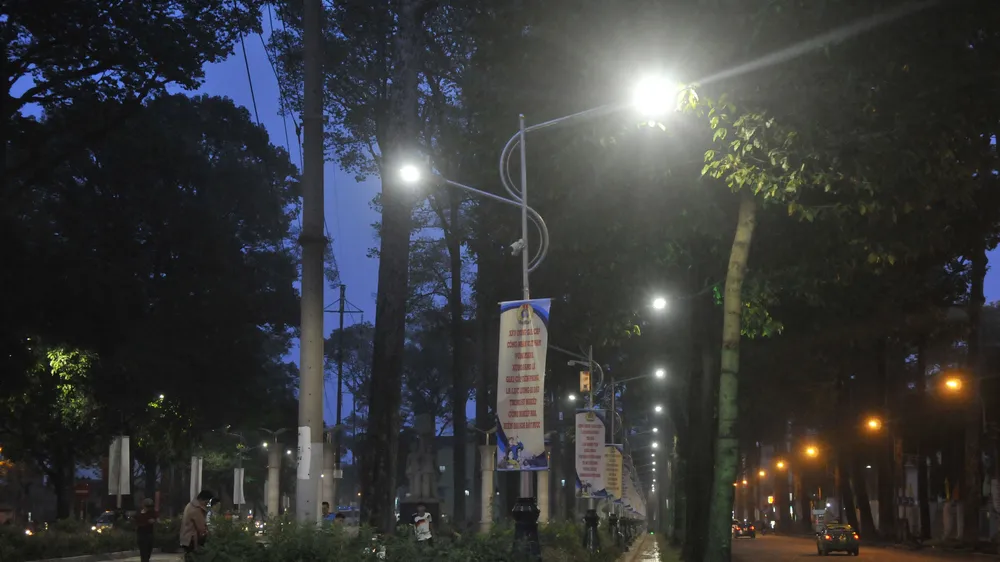  Đèn LED chiếu sáng tại Công viên Văn Lang Ảnh: CAO THĂNG