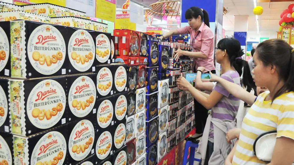 Đa dạng sản phẩm bánh kẹo hàng Việt và ngoại nhập phục vụ thị trường tết Ảnh: CAO THĂNG