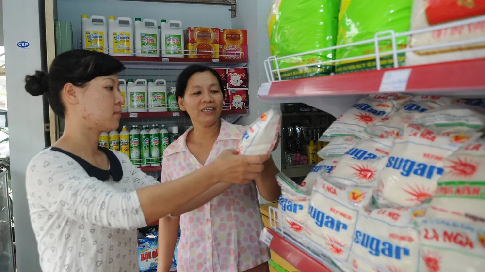  Người tiêu dùng chọn mua đường tại cửa hàng liên kết “Hội Phụ nữ - Co.op” ở quận 12 Ảnh: THÀNH TRÍ