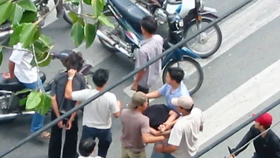  Bắt khẩn cấp 9 đối tượng chuyên cướp tài sản phụ nữ đi đường ​