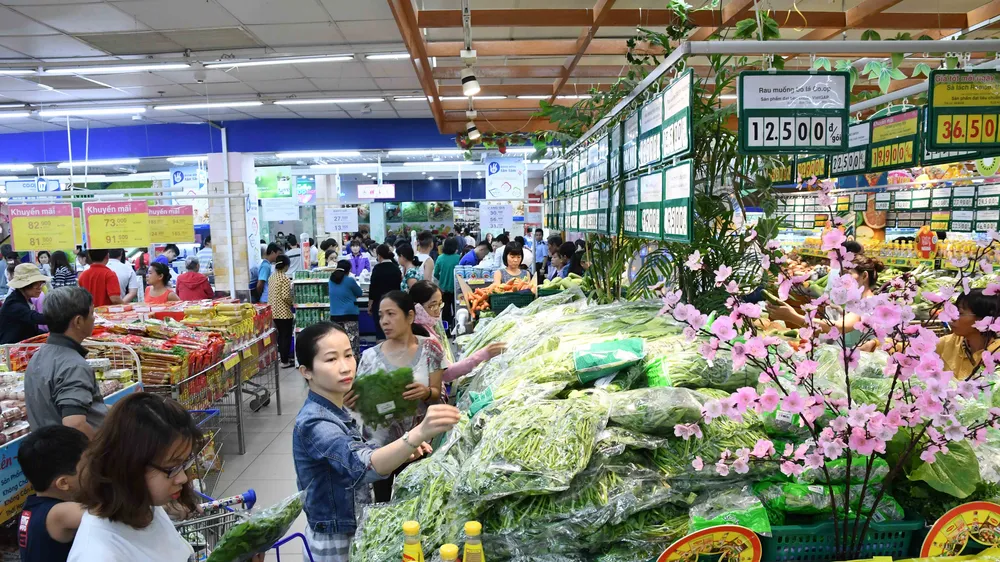 Siêu thị Co.opmart Cai Lậy tấp nập khách nhờ giảm giá mạnh