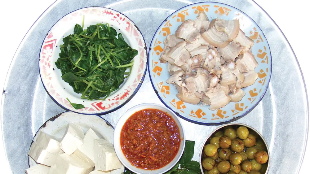 Mâm cơm dân dã nhưng được “ăn ghém” với món mắm tép “tiến vua”