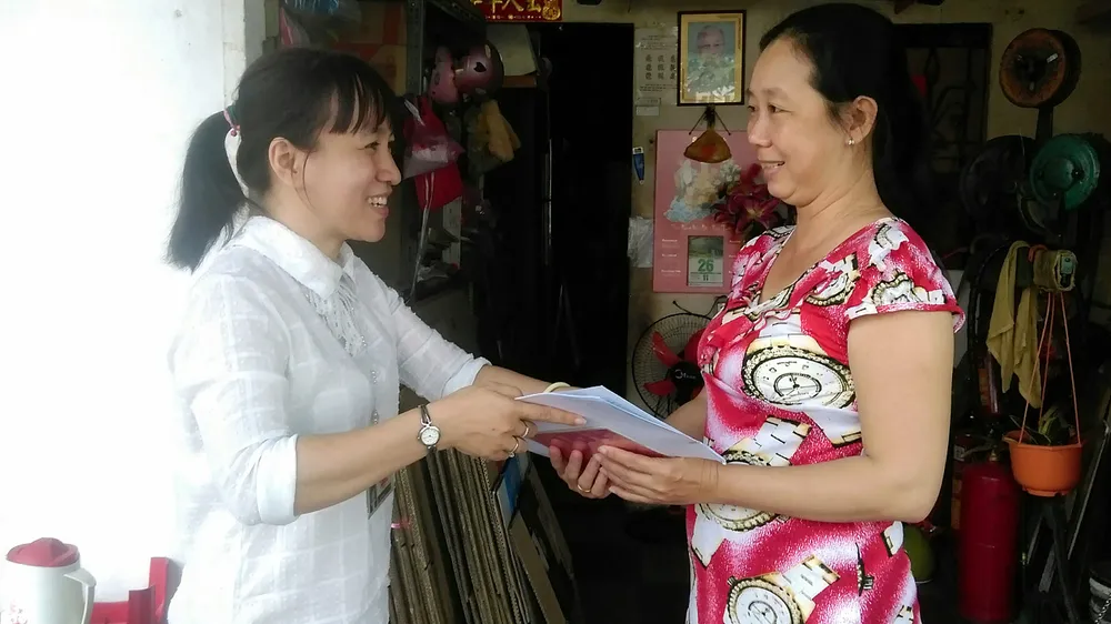 Cán bộ UBND phường 16, quận 11 trả hồ sơ hành chính tại nhà cho người dân