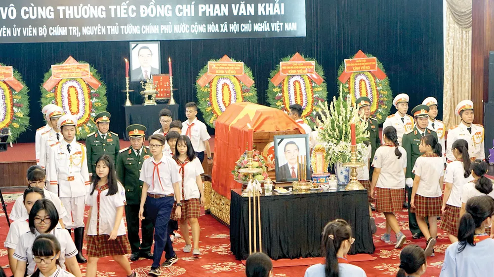 Các thiếu niên quận 5 (TPHCM) đến viếng nguyên Thủ tướng Phan Văn Khải. Ảnh: HOÀNG HÙNG